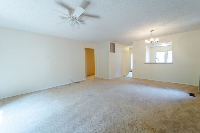 Building Photo - This darling 2 bedroom, 1.5 bath townhome is perfect for low maintenance, one level living! With ...