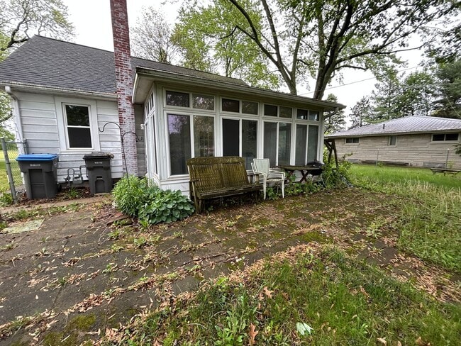 Building Photo - 809 Zollinger Rd