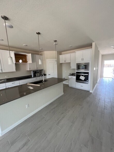 Building Photo - 15 Pacific Loon St