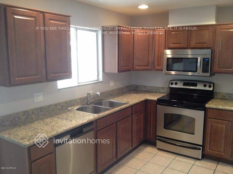 Building Photo - 461 N Kirchoff