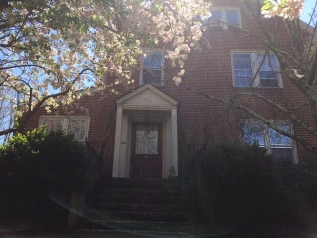 Building Photo - Radford, 5 BR / 2.5 BA, Available in August