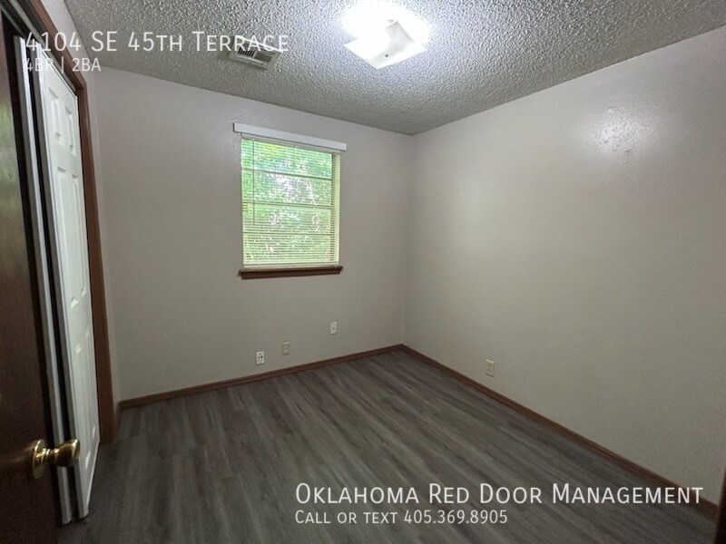 Building Photo - 4104 SE 45th Terrace