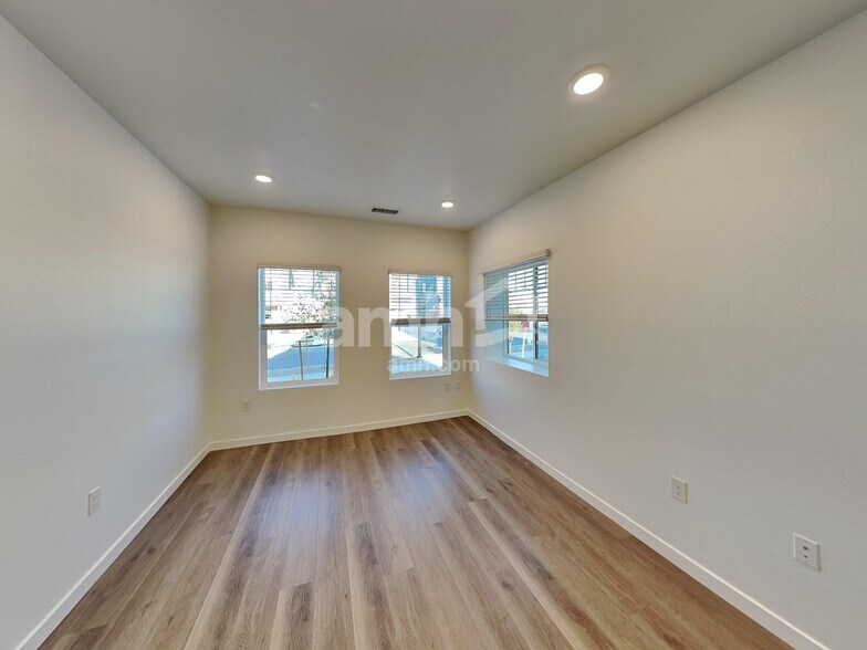 Building Photo - 26145 E Calhoun Pl