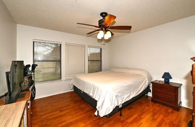 Building Photo - Spacious cozy home  |  Great location  |  2 bedroom  |  1 bath  |  1 car garage