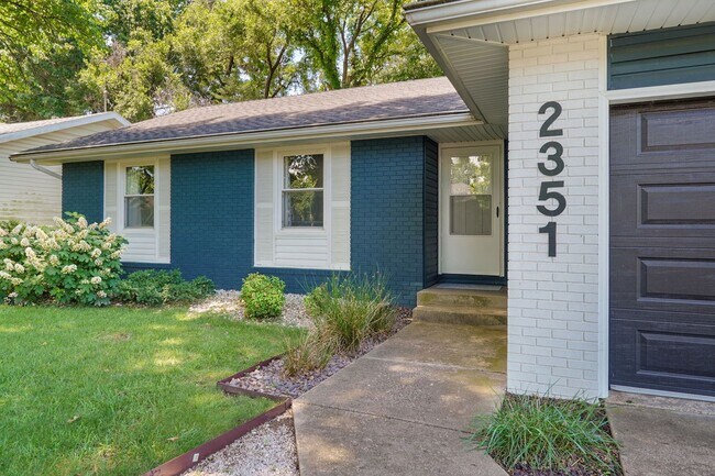 Building Photo - 2351 S Rogers Ave