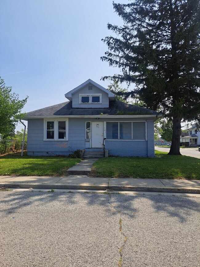 Building Photo - 701 E Broadway St