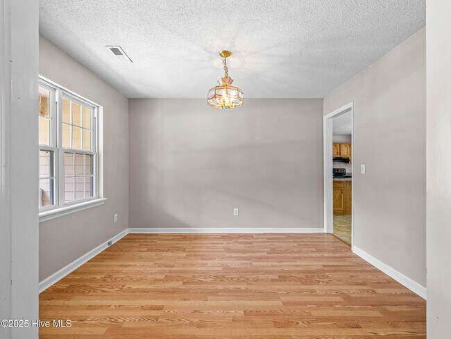 Building Photo - 882 Pine Valley Rd