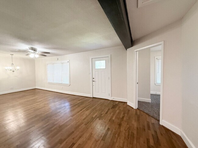 Building Photo - Adorable 3/1/1 Home on Giant Lot in Lake J...