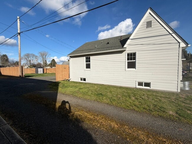 Building Photo - **MOVE IN SPECIAL!** Large 2 Bedroom with Bonus Space!