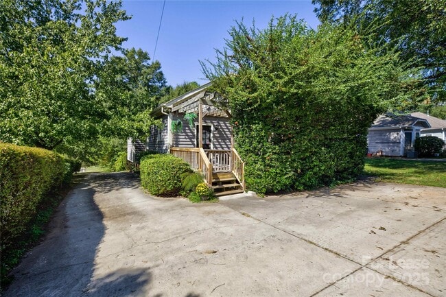 Building Photo - 909 Woodruff Pl