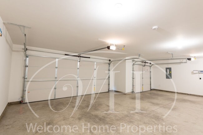 Building Photo - Brand NEW Home Overlooking the Golf Course