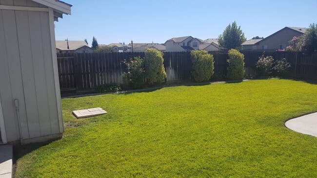 Building Photo - 4 Bedroom Home