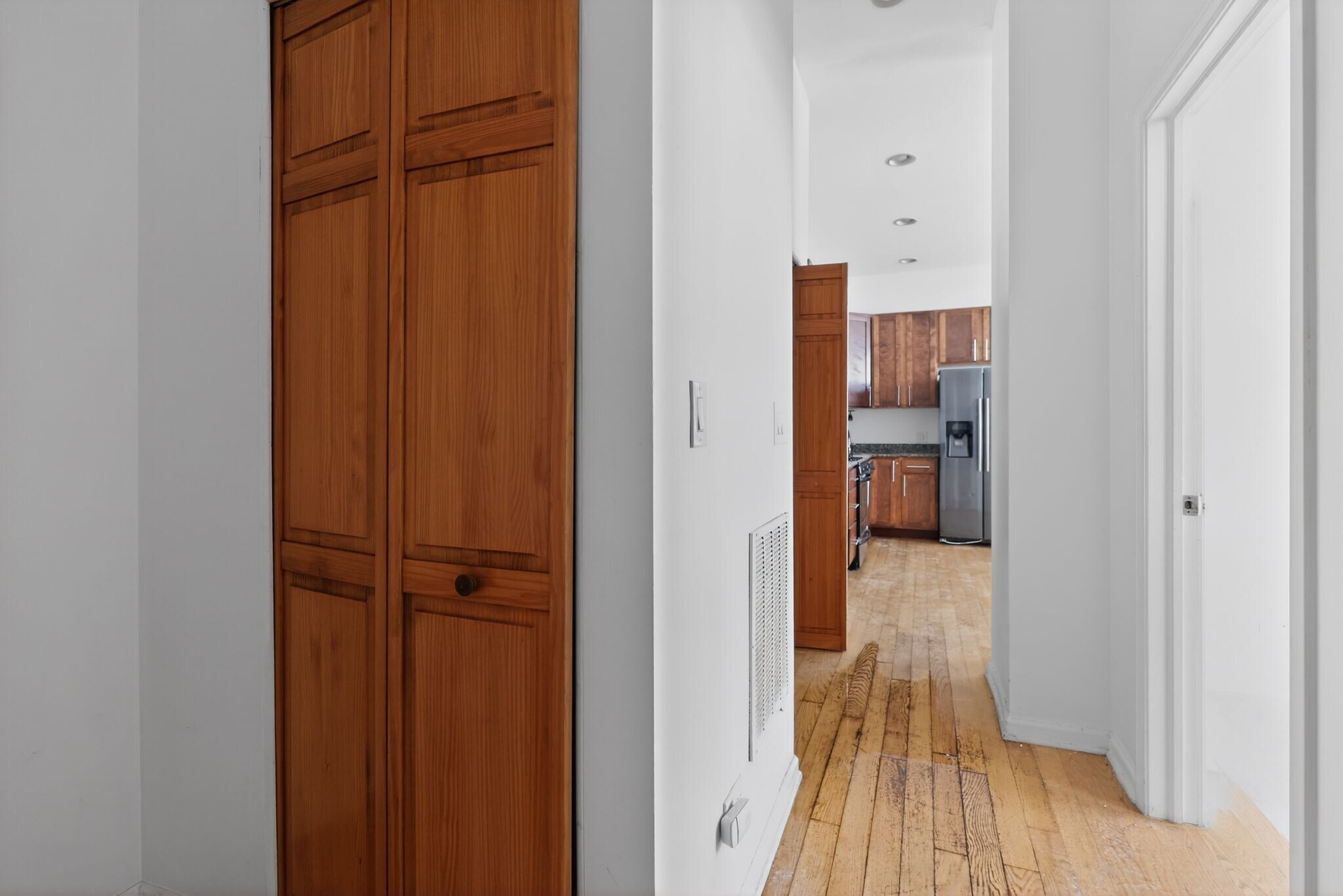 Building Photo - 811 W Eastwood Ave