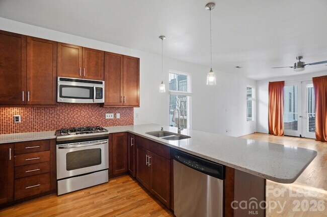 Building Photo - 921 Westbrook Dr