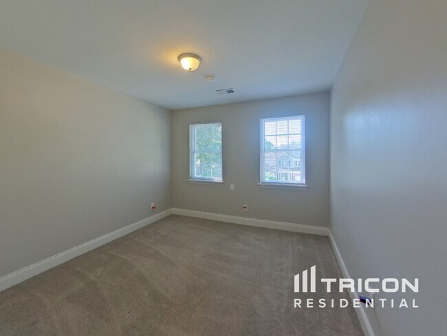 Building Photo - 5604 Bluff Ct