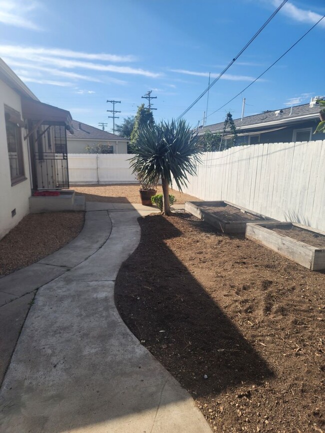 Building Photo - Private 2 bedroom 1 bath home