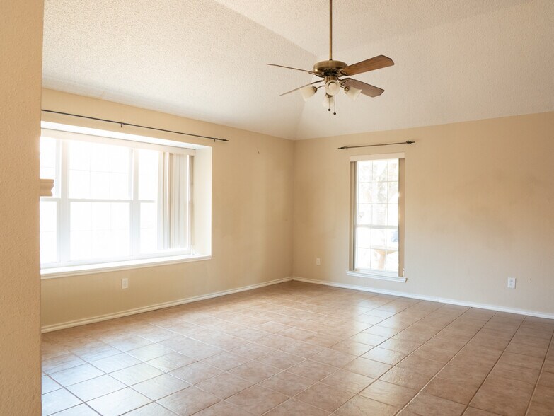 Building Photo - 507 Eaglecreek Dr