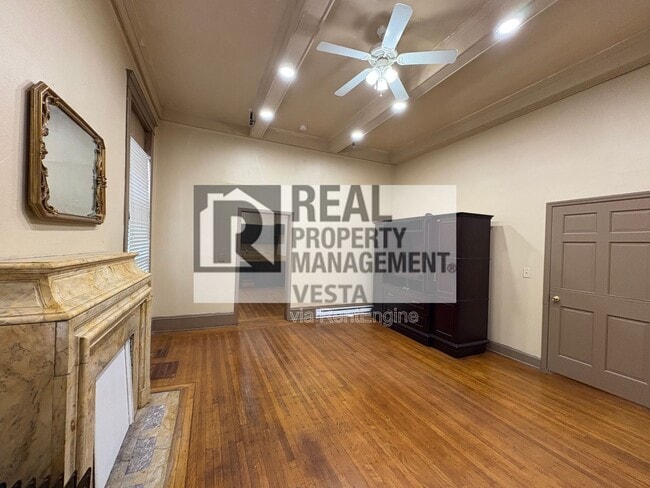 Building Photo - 420 College St