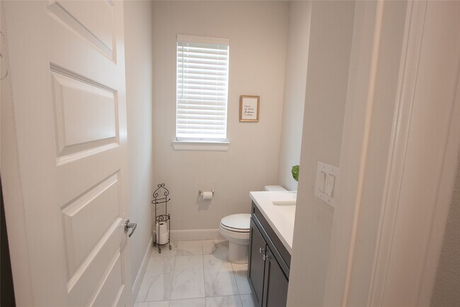 Building Photo - 2779 Clinton Dr