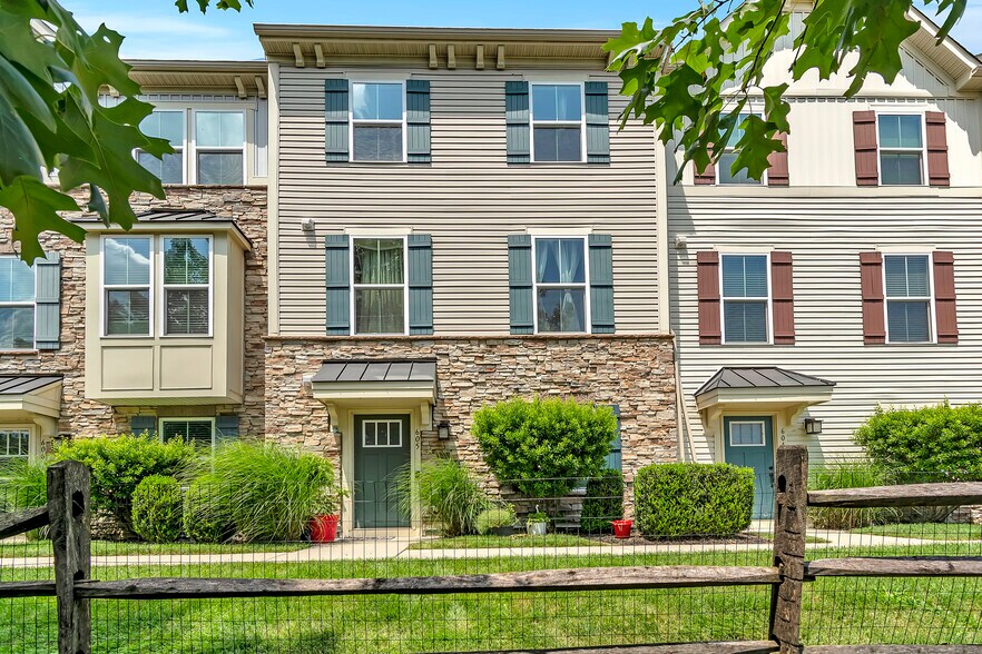 Primary Photo - 605 Bayside Ct