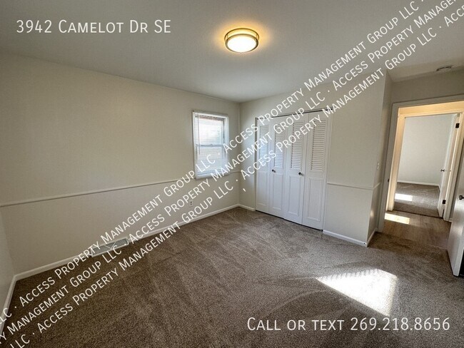 Building Photo - 3942 Camelot Dr SE