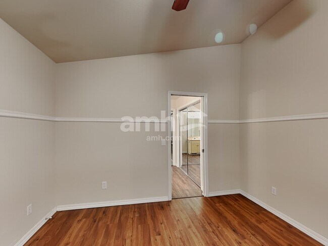 Building Photo - 1075 W Egret Dr