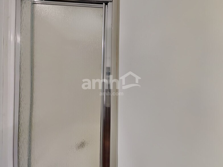 Building Photo - 125 Ducane St