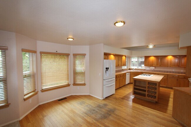 Building Photo - 2100 N Timberline Rd