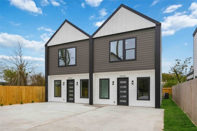 Building Photo - 9019 Comal St