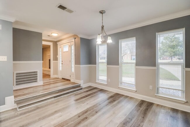 Building Photo - 15744 Parkwood Dr S