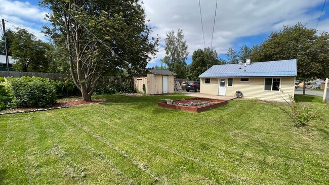 Building Photo - Super Cute 2 Bed, 1 bath, Ranch House in N...