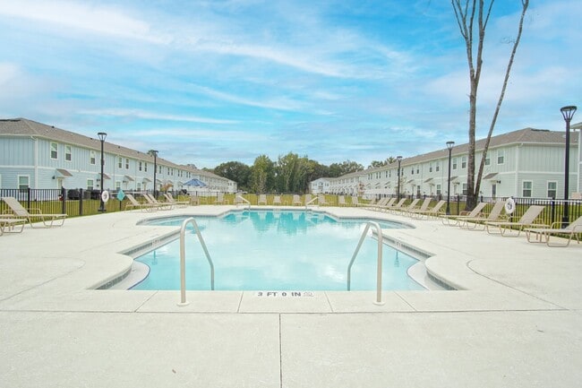 Building Photo - Spacious 3BR/2.5BA Townhome with 1-Car Garage in Admiral’s Quarters—Pool, Dog Park, Near 9 Mile R...