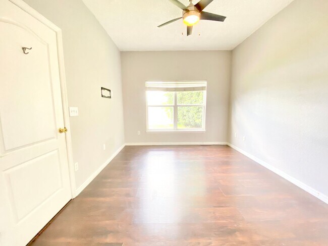 Building Photo - Stunning Lake View Home in Waterside Estate!