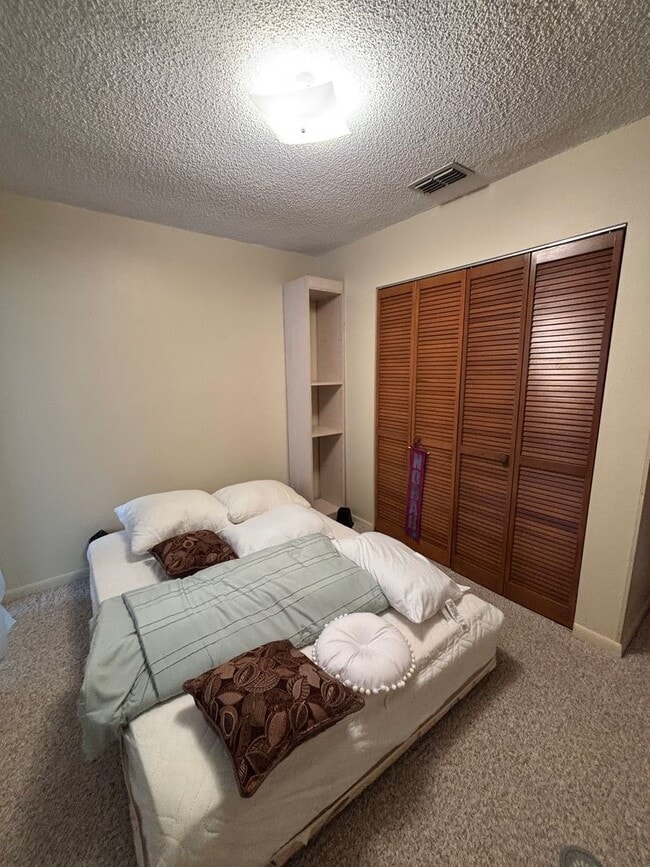 Building Photo - FURNISHED SUMMER RENTAL