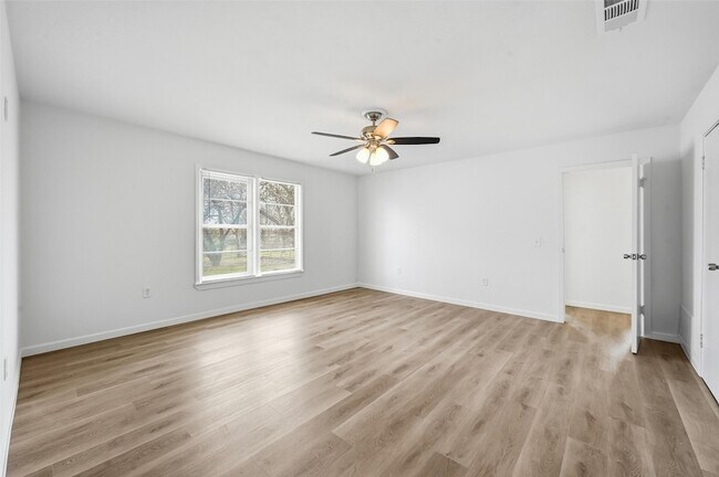 Building Photo - 418 Russell St