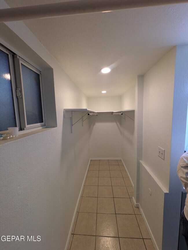 Building Photo - 709 Tays St