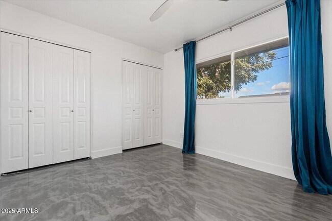 Building Photo - 8524 E Edgemont Ave