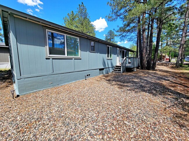 Building Photo - 3 Bedroom 2 Bath in Munds Park with AC!