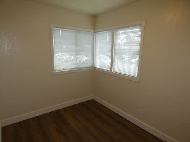 Building Photo - 330 E 6th St