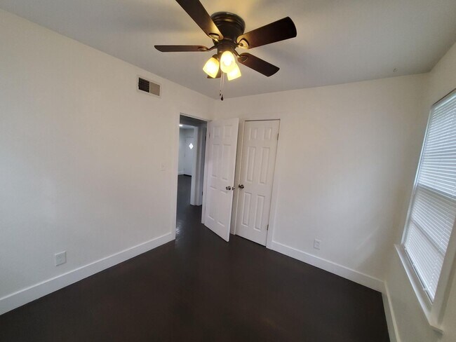 Building Photo - Free standing home just 2 blocks from Central and Mclean