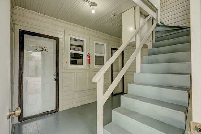 Building Photo - Exquisite 1 Bedroom Brownstone Apartment Steps Away from The Plaza District!
