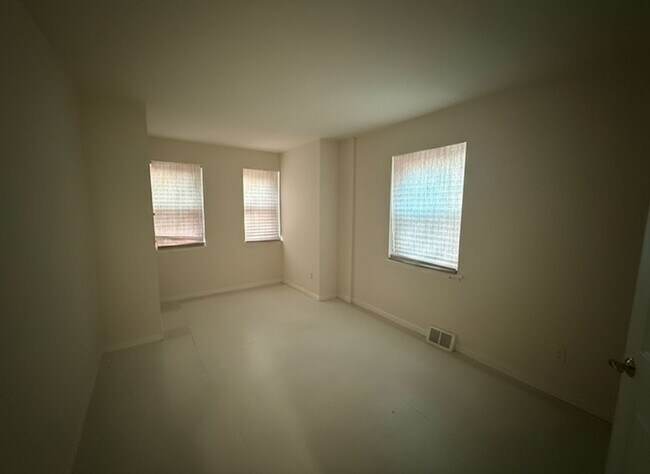 Building Photo - 1809 W Thompson St