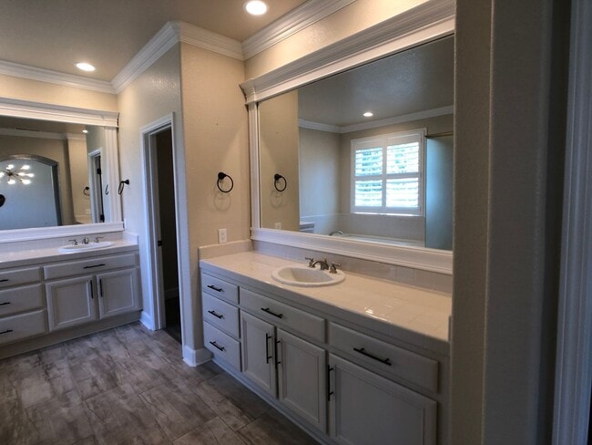 Building Photo - Stunning Eagle Ridge Home