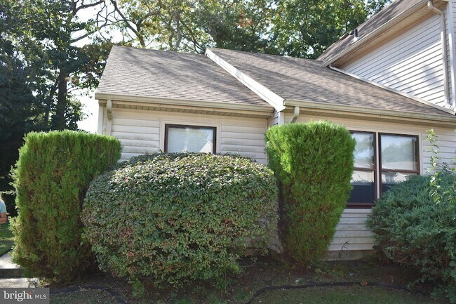 Building Photo - 27 Pin Oak Ln