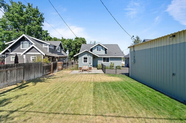 Building Photo - 3704 E 24th Ave