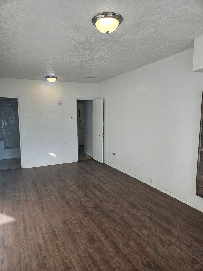 Building Photo - 2 Bed 1 Bath+ W/D Hook up