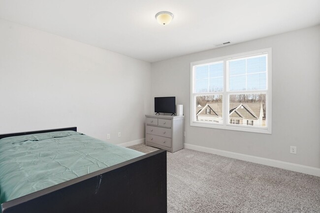 Building Photo - GORGEOUS 4 bedroom Single Family Home - Conveniently located to Fort Bragg