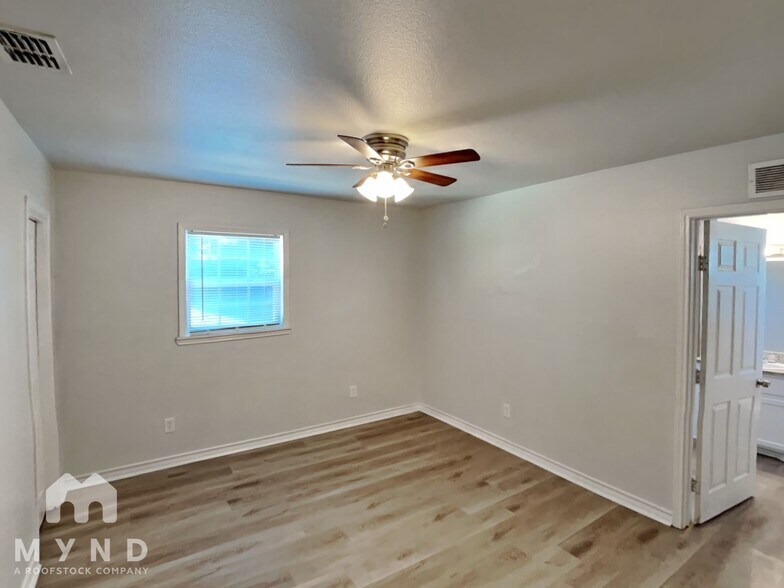 Building Photo - 1721 Whiting Dr