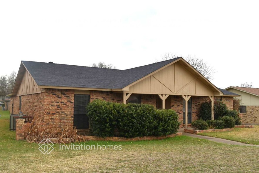 Building Photo - 828 Wood Glen