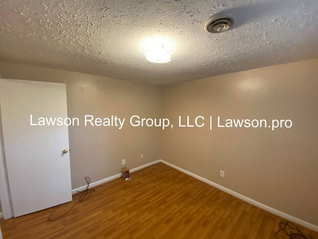 Building Photo - Charming Salem Townhome